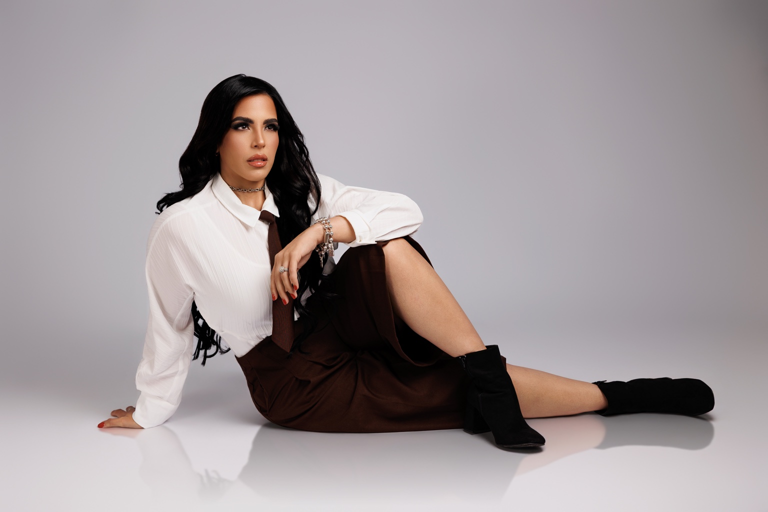 Mariela Aleiram sentada en la sesión fotográfica